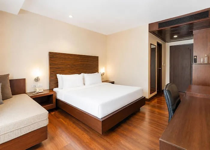 Отель Journeyhub Sukhumvit 26, 4*