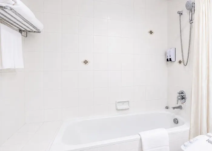 Отель Journeyhub Sukhumvit 26,
