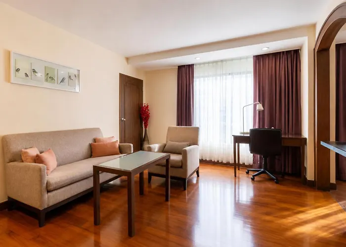 Отель Journeyhub Sukhumvit 26, 4*