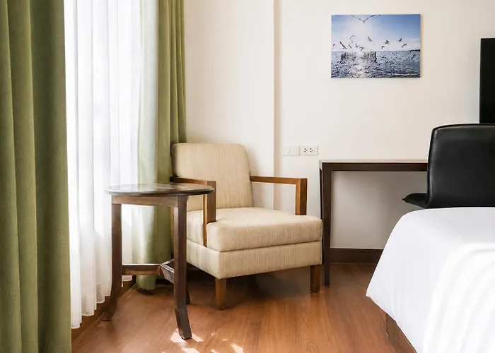 Отель Journeyhub Sukhumvit 26,