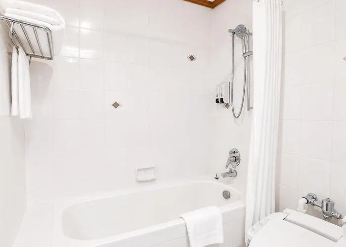 Отель Journeyhub Sukhumvit 26, 4*