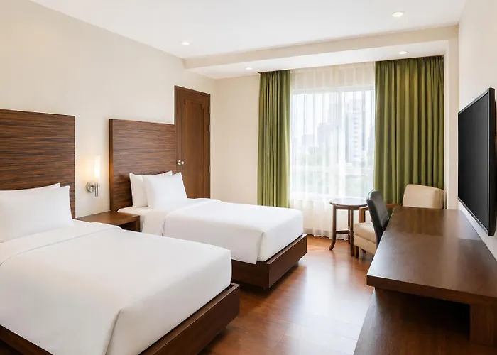 Отель Journeyhub Sukhumvit 26, 4*