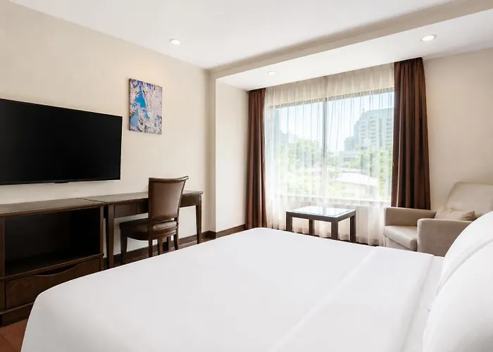 Отель Journeyhub Sukhumvit 26,