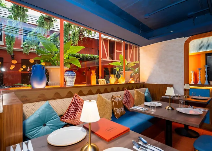 Отель Journeyhub Sukhumvit 26, 4*